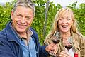 Gerhard Roth stößt in den Weinbergen mit Tochter Nicole an, die inzwischen das Bioweingut in Wiesenbronn führt.