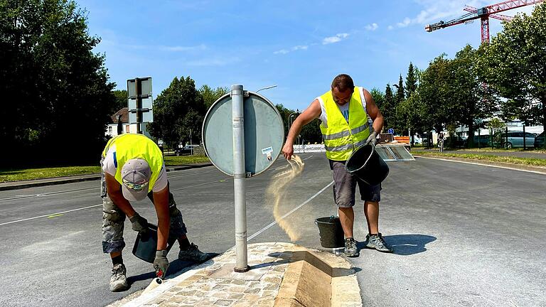 Die Verkehrsinseln waren teilweise in deutlich schlechterem Zustand als angenommen. Auf dem Archivbild werden sie saniert. Die Verkehrsinseln waren teilweise in deutlich schlechterem Zustand als angenommen. Auf dem Archivbild werden sie saniert.