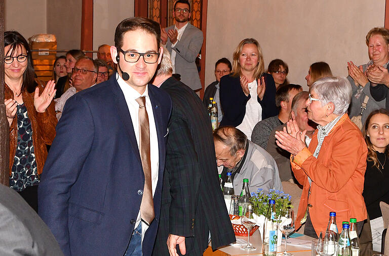 Beifall für einen strahlenden Marcel Hannweber nach der offiziellen Nominierung zum Bürgermeisterkandidaten der CSU für Dettelbach. Beifall für einen strahlenden Marcel Hannweber nach der offiziellen Nominierung zum Bürgermeisterkandidaten der CSU für Dettelbach.