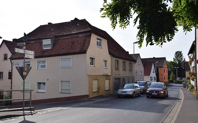 Leerstehende Gebäude wie eine ehemalige Bäckerei an der Schweinfurter Straße in der Nähe des ehemaligen Judenhofs hat die Gemeinde Niederwerrn erworben, um Innenentwicklung zu ermöglichen. Leerstehende Gebäude wie eine ehemalige Bäckerei an der Schweinfurter Straße in der Nähe des ehemaligen Judenhofs hat die Gemeinde Niederwerrn erworben, um Innenentwicklung zu ermöglichen.