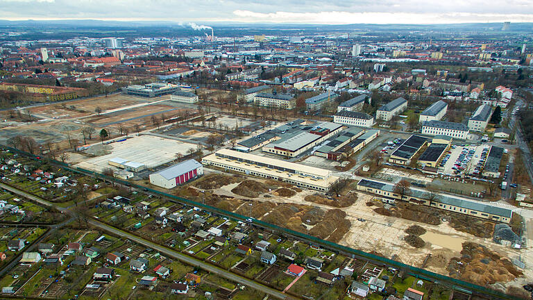 Drohnenaufnahmen vom Gebiet der Ledward-Kaserne. Am rechten unteren Bildrand ist das Areal für die Landesgartenschau 2026 zu sehen.