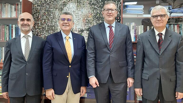 Internationales Forum: Dekan Professor Turgut Özkan (von links), Rektor Professor Murat Ferman, Professor Rainer Wehner und Professor Emin Akcaoglu.