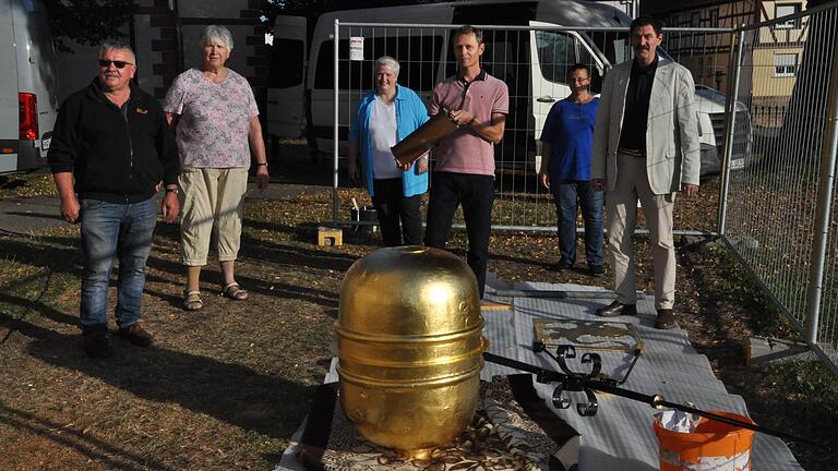 Der Kirchenvorstand in Rügheim vor der neu vergoldeten Kugel: (von links) Günther Denninger, Traudi Wießler, Diakonin Sabine Dresel, Thomas Link, Melanie Schwappach und Dekan Jürgen Blechschmidt. Der Kirchenvorstand in Rügheim vor der neu vergoldeten Kugel: (von links) Günther Denninger, Traudi Wießler, Diakonin Sabine Dresel, Thomas Link, Melanie Schwappach und Dekan Jürgen Blechschmidt.