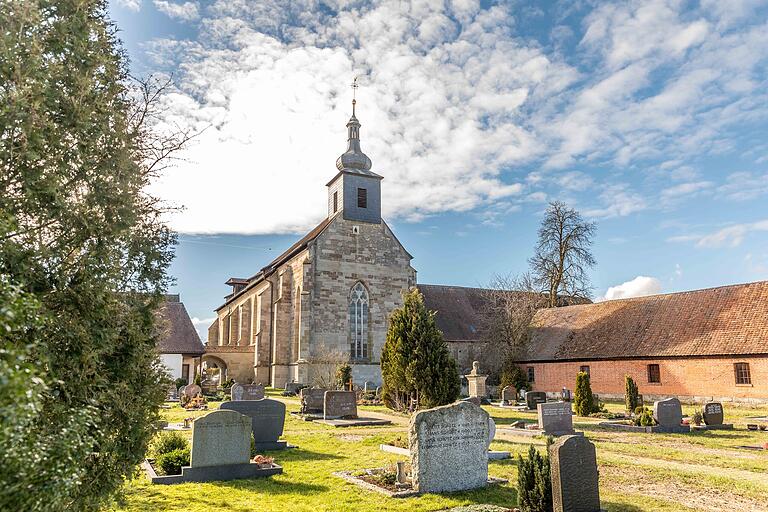  Unweit von Neustadt an der Aisch entstand im 13. Jahrhundert das Zisterzienser-Nonnenkloster Birkenfeld. Gegründet von Burggraf Friedrich III von Hohenzollern und seiner zweiten Ehefrau Helena von Sachsen war es für unverheiratete adelige Töchter bestimmt. Das Klosterleben hatte über rund 250 Jahre Bestand, bis die letzte Äbtissin das Kloster verließ. Anschließend wurde ein markgräfliches Klosteramt eingerichtet. Unweit von Neustadt an der Aisch entstand im 13. Jahrhundert das Zisterzienser-Nonnenkloster Birkenfeld. Gegründet von Burggraf Friedrich III von Hohenzollern und seiner zweiten Ehefrau Helena von Sachsen war es für unverheiratete adelige Töchter bestimmt. Das Klosterleben hatte über rund 250 Jahre Bestand, bis die letzte Äbtissin das Kloster verließ. Anschließend wurde ein markgräfliches Klosteramt eingerichtet. 