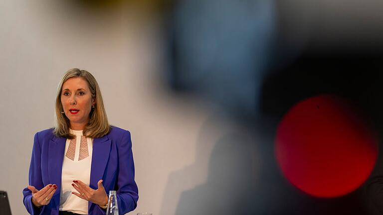 Kultusministerin Anna Stolz       -  Bayerns Wirtschaftsschulen erfreuen sich großer Beliebtheit – kein Wunder also, dass Kultusministerin Anna Stolz die Angebote weiter ausgebaut. (Archivbild)