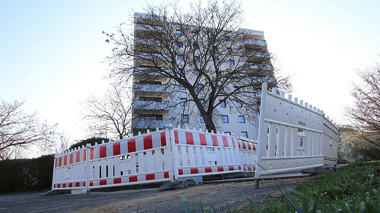 Bei Tiefbauarbeiten vor diesem Mehrfamilienhaus in der Kitzinger Siedlung wurde ein Glasfaserkabel beschädigt. Jetzt funktioniert das Netz wieder.&nbsp;