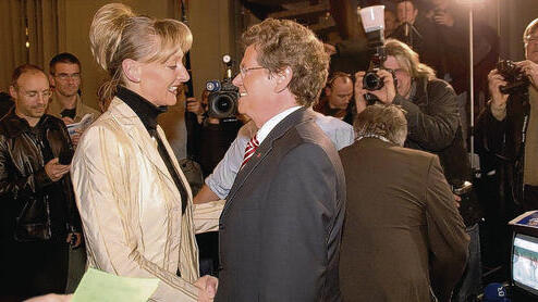 Erstes Händeschütteln nach der Sensation: Pia Beckmann gratuliert ihrem Nachfolger Georg Rosenthal. Erstes Händeschütteln nach der Sensation: Pia Beckmann gratuliert ihrem Nachfolger Georg Rosenthal.