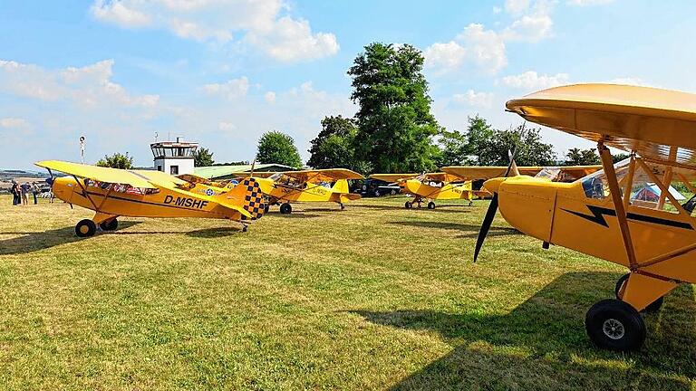 Am Wochenende trafen sich zahlreiche Eigner der Savage Cub, einem Hochdecker mit &bdquo;Spornrad-Fahrwerk, am Flugplatz in Mellrichstadt. Insgesamt 18 Leichtflugzeuge landeten am Bischofsberg.