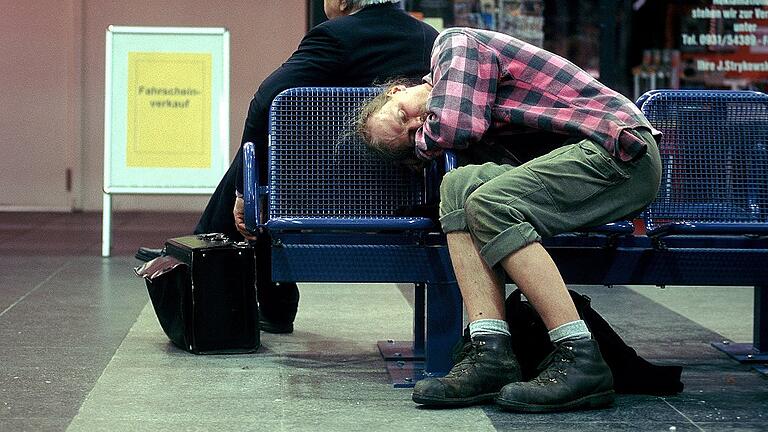 Obdachlose - Keine eigene Wohnung, nirgends. In Deutschland ist die Zahl der Obdachlosen deutlich angestiegen. Obdachlose - Keine eigene Wohnung, nirgends. In Deutschland ist die Zahl der Obdachlosen deutlich angestiegen.