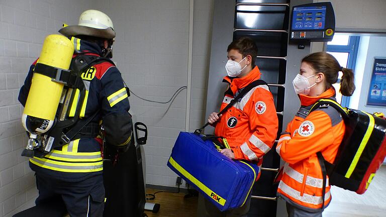 Ein BRK-Team aus Wiesentheid passt auf die Feuerwehrmänner auf. Ein BRK-Team aus Wiesentheid passt auf die Feuerwehrmänner auf.