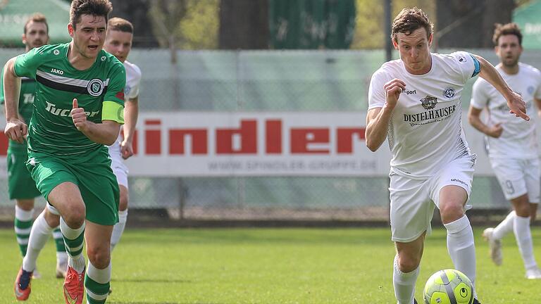 Zwei, die schon ein bisschen was gesehen haben von der Fußballwelt: Ansbachs Spielertrainer Christoph Hasselmeier (links), einst Nachwuchskicker beim FC Bayern München und bei der SpVgg Greuther Fürth, sowie Karlburgs spielender Co-Trainer Sebastian Fries, der Profi-Erfahrung vom damaligen Drittligisten FC Carl Zeiss Jena mitbringt und auf diesem Bild noch das Trikot des Würzburger FV trägt. An diesem Samstag stehen sie sich wieder gegenüber. Zwei, die schon ein bisschen was gesehen haben von der Fußballwelt: Ansbachs Spielertrainer Christoph Hasselmeier (links), einst Nachwuchskicker beim FC Bayern München und bei der SpVgg Greuther Fürth, sowie Karlburgs spielender Co-Trainer Sebastian Fries, der Profi-Erfahrung vom damaligen Drittligisten FC Carl Zeiss Jena mitbringt und auf diesem Bild noch das Trikot des Würzburger FV trägt. An diesem Samstag stehen sie sich wieder gegenüber.
