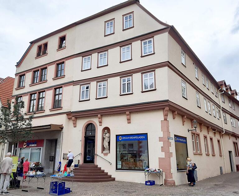 Die Hauptstraße 63 und 65 heute: links die 2019 geschlossene Metzgerei Ehehalt und rechts der 2020 eingezogene „Krempelladen“ des Lions-Clubs Mittelmain. Die Hauptstraße 63 und 65 heute: links die 2019 geschlossene Metzgerei Ehehalt und rechts der 2020 eingezogene „Krempelladen“ des Lions-Clubs Mittelmain.