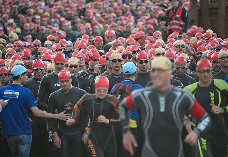 Ein Bild von der Schwimm-Konkurrenz beim 'Ironman Frankfurt' im Langener Waldsee. Ein Bild von der Schwimm-Konkurrenz beim 'Ironman Frankfurt' im Langener Waldsee.