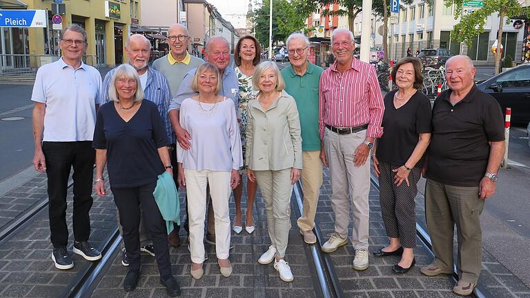 Die gereiften Studienfreunde beim 50. Oktobertreffen in der Juliuspromenade.