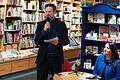 Moderator Michael Kraus (links) und Bundestagsabgeordnete Sevim Dağdelen bei einer Lesung und Diskussionsrunde in der Buchhandlung Neuer Weg in Würzburg.
