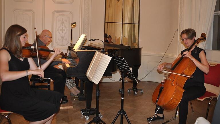 Siegfried Großmann (Klavier), Theresa Krokauer (Violine) und Susanne Reu (Violoncello) brachten Werke von Clara und Robert Schumann zu Gehör.