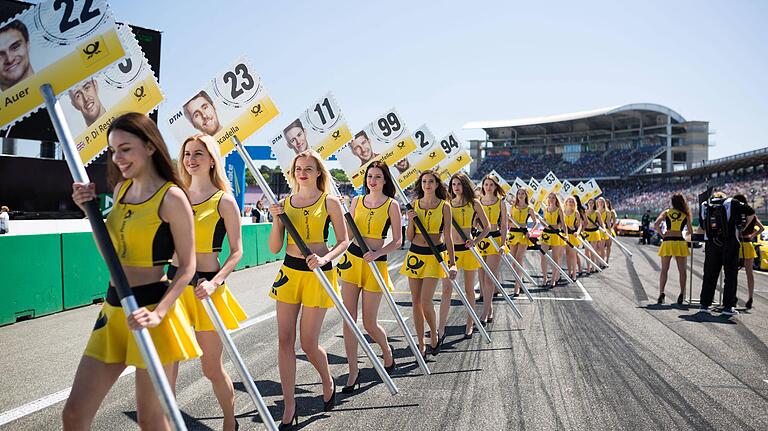 Schmückendes Beiwerk: Während die Formel 1 inzwischen auf Grid Girls verzichtet, setzen zahlreiche andere große Motorsport-Rennserien auf hübsche Gesichter und Haut. Das bisschen Kleidung ist notwendig für die Werbung meist namhafter Unternehmen. Schmückendes Beiwerk: Während die Formel 1 inzwischen auf Grid Girls verzichtet, setzen zahlreiche andere große Motorsport-Rennserien auf hübsche Gesichter und Haut. Das bisschen Kleidung ist notwendig für die Werbung meist namhafter Unternehmen.
