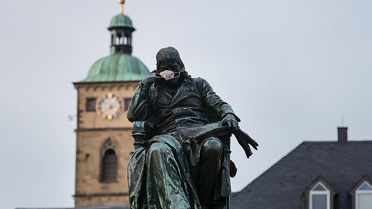 Das Bündnis 'Schweinfurter Erklärung' organisierte eine Menschenkette mit Gedenken der an Corona verstorbenen Menschen in Stadt und Landkreis Schweinfurt auf dem Marktplatz.