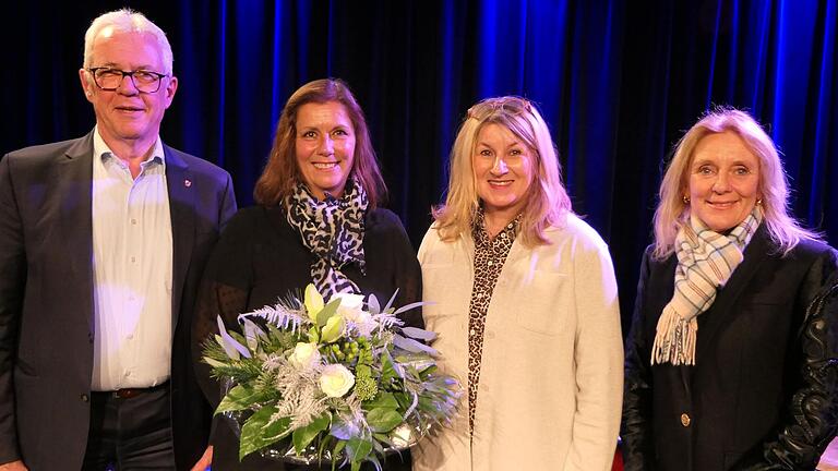 Antje Schorn (Zweite von links) ist seit Anfang diesen Schuljahres die neue Schulleiterin der Grundschule Haßfurt. Dazu gratulierten Bürgermeister Günther Werner (links) sowie (von rechts) Schulamtsdirektorin Claudia Schmidt und Susanne Vodde.