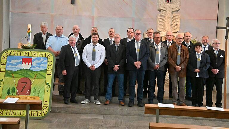 Obmann Norbert Jeßberger (Dritter von links) und Landrat Thomas Eberth (Zweiter von rechts) nahmen per Handschlag viele neue Mitglieder in die Gemeinschaft der Feldgeschworenen auf.