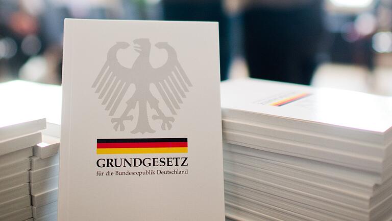 Grundgesetz       -  Das Grundgesetz regelt den Weg zu einer Neuwahl. (Archivbild)