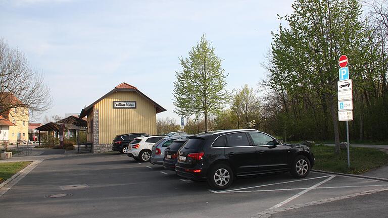 Am Parkplatz am alten Volkacher Bahnhof könnte demnächst ein Standort für Carsharing entstehen. Ein Unternehmen hat angeboten, dort ein Auto zu stationieren. Am Parkplatz am alten Volkacher Bahnhof könnte demnächst ein Standort für Carsharing entstehen. Ein Unternehmen hat angeboten, dort ein Auto zu stationieren.