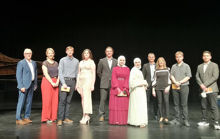 Auszeichnungen im Rahmen des qualifizierenden Schulabschlusses (von links): 2. Bürgermeister Norbert Klein, Lena Arrighy (Klassenleitung 9c), Daniil Stach, Nicole Rvachev, Klassenleiter Stefan Fröschlein, Batol Fakhr Eddin, Mariam Abdulbrr Alfakhouri, Schulleiter Walter Rothaug, Julian Geiß und Hamza Alhammada. Alle diese Schüler haben einen Notendurchschnitt unter 2,0 abgelegt. Jahrgangsbester ist Julian Geiß mit einem Schnitt von 1,5. Auszeichnungen im Rahmen des qualifizierenden Schulabschlusses (von links): 2. Bürgermeister Norbert Klein, Lena Arrighy (Klassenleitung 9c), Daniil Stach, Nicole Rvachev, Klassenleiter Stefan Fröschlein, Batol Fakhr Eddin, Mariam Abdulbrr Alfakhouri, Schulleiter Walter Rothaug, Julian Geiß und Hamza Alhammada. Alle diese Schüler haben einen Notendurchschnitt unter 2,0 abgelegt. Jahrgangsbester ist Julian Geiß mit einem Schnitt von 1,5.