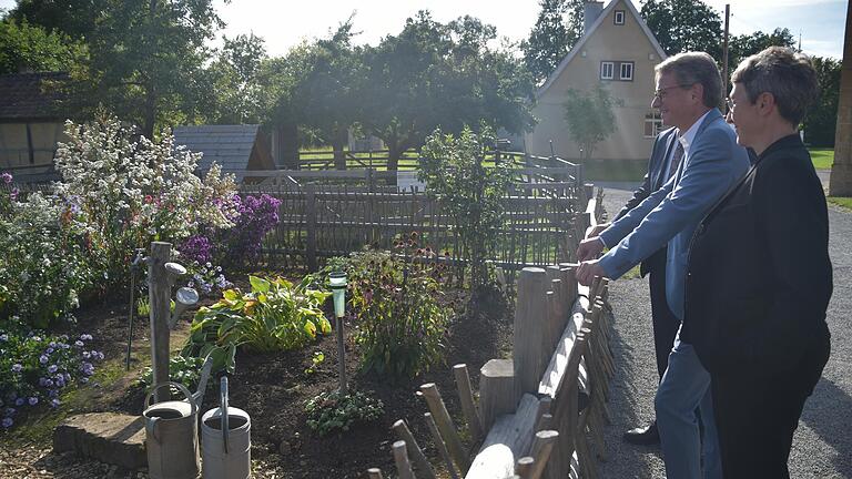 Der Bauerngarten im Fladunger Freilandmuseum bietet alles, was das Leben schön macht: eine bunte Blütenvielfalt fürs Auge, Gemüse und Obst zum Naschen und ein besonders schönes Ambiente.