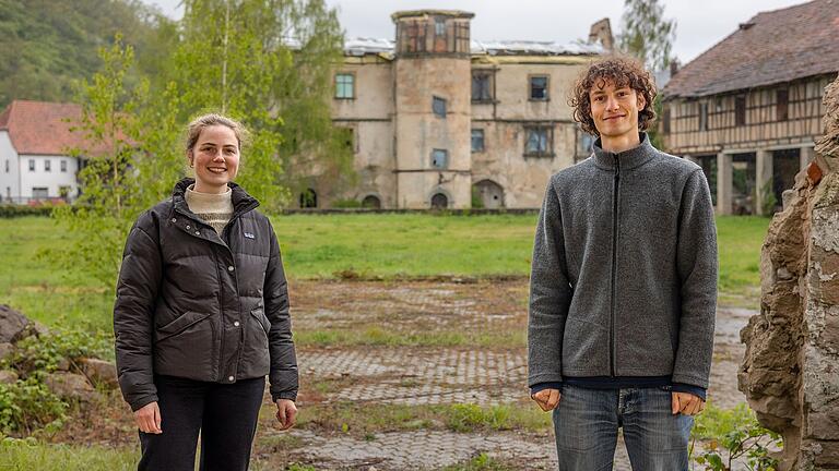 Der Verein 'provinz:potenzial' will das Schlossareal rund um die Ruine von Schloss Ebelsbach revitalisieren. Im Bild: Vereinsmitglieder Luca Oszwald und Max Pfaffelhuber.