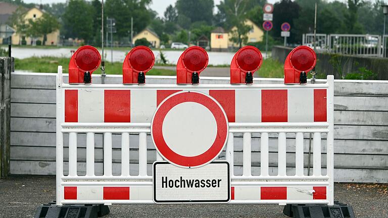 Hochwasser       -  Auf einem Schild steht das Wort 'Hochwasser'.