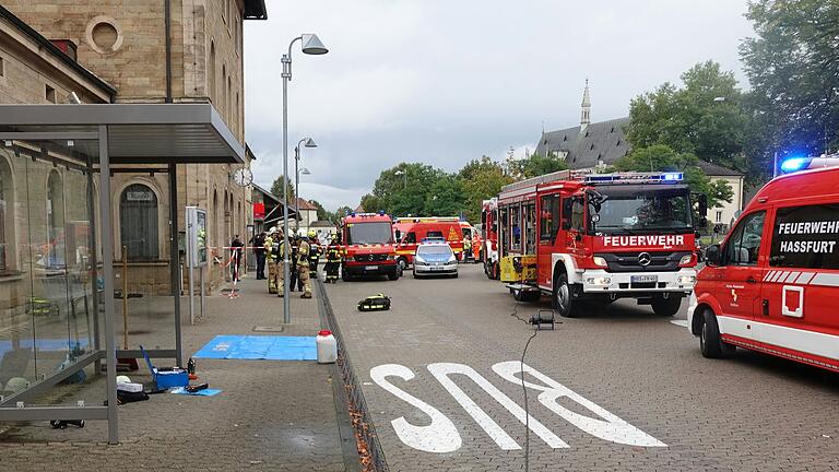 Ein beißender Geruch am Haßfurter Bahnhof führte zu einem rund zwei Stunden dauernden Einsatz.