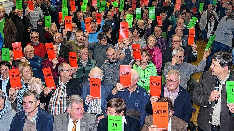 Wie würden Sie entscheiden? Bei einer, wenn auch nicht repräsentativen, Abstimmung über einen möglichen Nationalpark im Spessart überwogen bei der Podiumsdiskussion in Lohr tendenziell die ablehnenden, roten Stimmkarten.