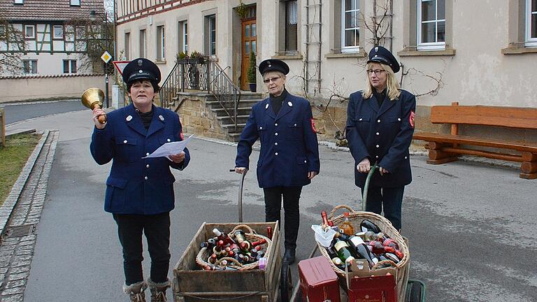 Elke Mauer, Christine Reutelshöfer und Margot Bodenstein-Wagner waren in Irmelshausen unterwegs, um Spenden für die Weiberkiez zu sammeln. Gleichzeitig luden sie alle verheirateten Frauen zum Fest am Dienstagabend in das Gasthaus 'Zur Linde' ein.