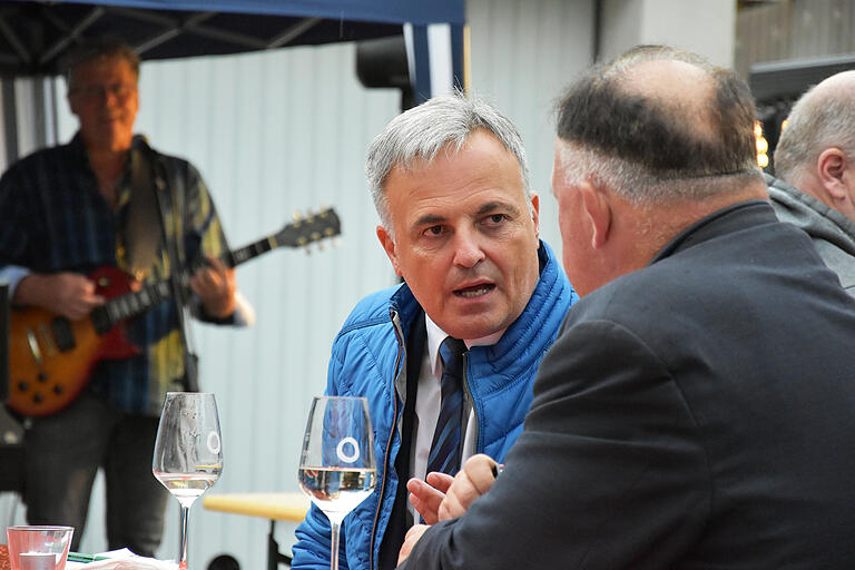 Beim Auftakt der Zuhör-Tour in Gerolzhofen kam CSU-Landratskandidat Lothar Zachmann mit Bürgerinnen und Bürgern ins Gespräch. Musikalisch wurder der Abend von „Little Mundox“ umrahmt.