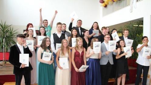 Abschlussfeier der Anton-Kliegl-Mittelschule. Die Klasse 10b bekam einen Sozialpreis.  Foto: Kerstin Kiesel       -  Abschlussfeier der Anton-Kliegl-Mittelschule. Die Klasse 10b bekam einen Sozialpreis.  Foto: Kerstin Kiesel