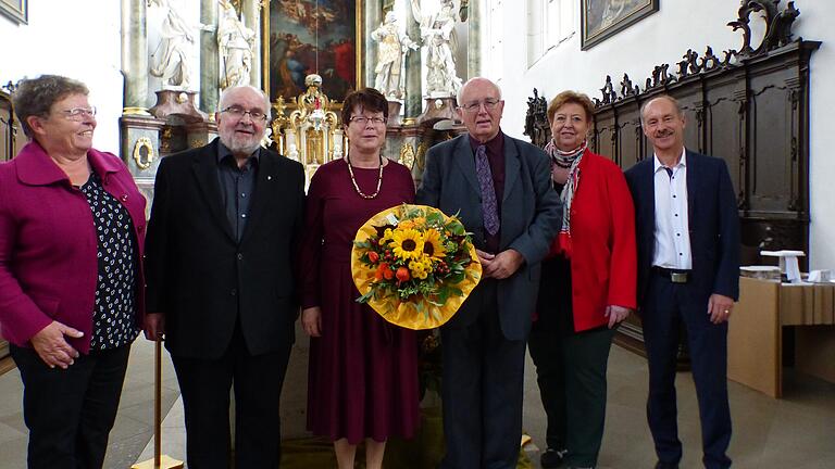 Pastoralen Mitarbeiter Josef Gerspitzer verabschiedet (von links): Jutta Bernard, Pfarrer Johannes Hofmann, Erika und Josef Gerspitzer, Bürgermeisterin Gerlinde Martin und Kirchenpfleger Karl-Peter Kohlhaupt.