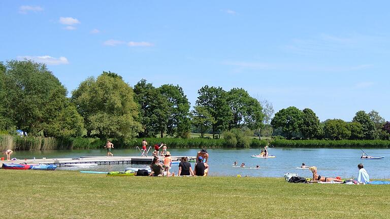 Der Badesee in Irmelshausen: Infolge des schönen Wetters herrschte in den Pfingstferien reger Betrieb, was auch an den vielen Campern lag.