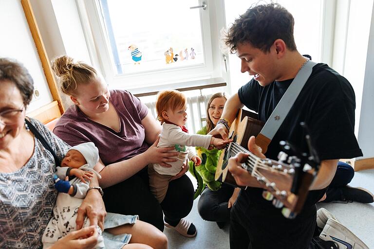 Gregor Hägele brachte bei den gefühlvollen Mini-Konzerten in der Universitäts-Kinderklinik in Würzburg zahlreiche Kinderaugen zum Strahlen. Gregor Hägele brachte bei den gefühlvollen Mini-Konzerten in der Universitäts-Kinderklinik in Würzburg zahlreiche Kinderaugen zum Strahlen.