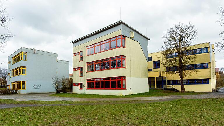 Die Gebäude der Mittelschule sind ebenfalls in die Jahre gekommen und nicht barrierefrei. Sie könnten saniert werden, und auch ein Neubau zusammen mit der Grundschule an gleicher Stelle oder nebenan wäre möglich. Die Gebäude der Mittelschule sind ebenfalls in die Jahre gekommen und nicht barrierefrei. Sie könnten saniert werden, und auch ein Neubau zusammen mit der Grundschule an gleicher Stelle oder nebenan wäre möglich.