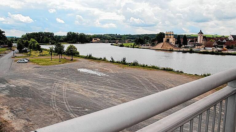 Nicht der schönste Anblick: Die Stadt Volkach will das Mainvorland zwischen Campingplatz und Kanuverleih auf rund 600 Metern deutlich verbessern. Nicht der schönste Anblick: Die Stadt Volkach will das Mainvorland zwischen Campingplatz und Kanuverleih auf rund 600 Metern deutlich verbessern.