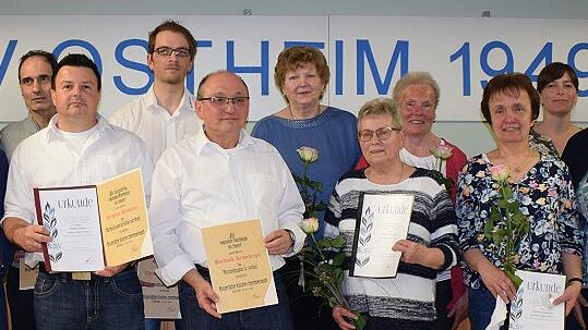 Die für 40 und 25 Jahre Vereinstreue Ausgezeichneten sowie die verdienten langjährigen Vorstandsmitglieder präsentieren sich auf diesem Bild gemeinsam mit dem Vorsitzenden Karl-Heinz Scheuring, seinem Stellvertreter Hubert Schramm und der stellvertretenden Vorsitzenden des BLSV, Bettina Surkamp.