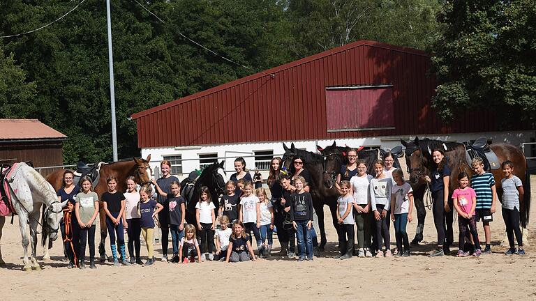 Die vierbeinigen Akteure Lisandro, Amaretto, Queeny, Choco, Sunny und Apollo mit Betreuern und den Ferienkindern.