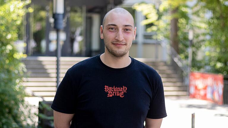 Nils Christ ist 24, kommt aus Fulda und macht in Würzburg gerade seine Ausbildung zum Uhrmacher. Nils Christ ist 24, kommt aus Fulda und macht in Würzburg gerade seine Ausbildung zum Uhrmacher. 