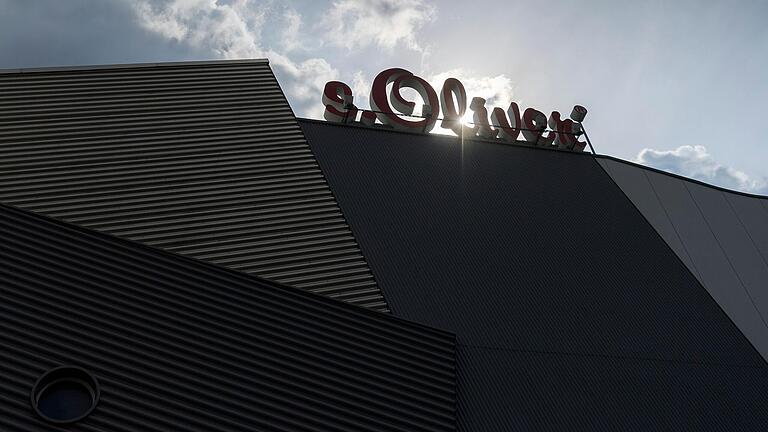 Licht und Schatten bei s.Oliver: Der Modekonzern in Rottendorf bei Würzburg will Jobs abbauen. Andererseits sollen unter anderem in der Logistik neue entstehen. Licht und Schatten bei s.Oliver: Der Modekonzern in Rottendorf bei Würzburg will Jobs abbauen. Andererseits sollen unter anderem in der Logistik neue entstehen.