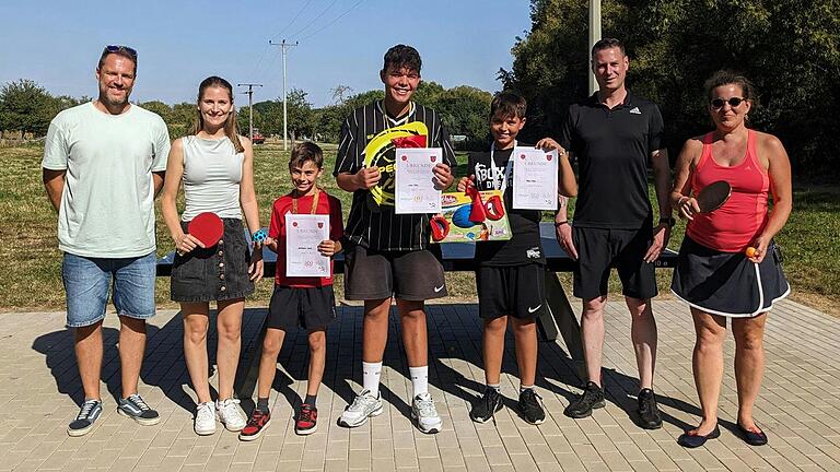 Bei der Siegerehrung des Tischtennis-Rundlauf-Turniers in Mühlhausen von links: Dritter Bürgermeister Christian Albert, Gemeindejugendpflegerin Jasmin Schmitt, Korbinian Galm (3. Platz), Nino März (1. Platz), Fabio März (2. Platz), Jugendbeauftragter Thomas Herr und Jugendbeauftragte Birgit Hohm von der Gemeinde Estenfeld. Bei der Siegerehrung des Tischtennis-Rundlauf-Turniers in Mühlhausen von links: Dritter Bürgermeister Christian Albert, Gemeindejugendpflegerin Jasmin Schmitt, Korbinian Galm (3. Platz), Nino März (1. Platz), Fabio März (2. Platz), Jugendbeauftragter Thomas Herr und Jugendbeauftragte Birgit Hohm von der Gemeinde Estenfeld.