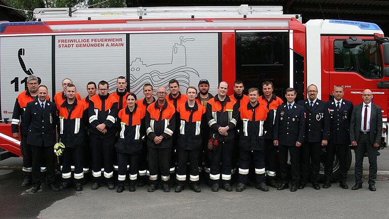 15 Gemündener Feuerwehrleute absolvierten Leistungsprüfung       -  (hr)   Unter den Augen der Schiedsrichter &ndash; Kreisbrandinspektor Florian List (Gemünden) und dem Kommandant Christian Hoffmann (Weyersfeld) und dem stellvertretenden Kommandanten Achim Strohmenger (Gössenheim) &ndash; absolvierten Wehrleute der Stützpunktfeuerwehr Gemünden die Leistungsprüfung &bdquo;Die Gruppe im Hilfeleistungseinsatz&ldquo;. Die Prüfung wurde von den beiden Gruppen und im Beisein von Bürgermeister Jürgen Lippert, erfolgreich und mit null Fehlerpunkten abgelegt, heißt es in einer Pressemitteilung der Feuerwehr. Die Teilnehmer, Stufe 1: Atike Kaya, Florian Breitenbach, Benedikt Zötzl, Adrian Egert (Langenprozelten), Nico Ressin-Zötzl, Dominik Neubauer und Kevin Emmerich; Stufe 2: Georg Imhof, Manfred Lenz, Michael Aufmuth, Oliver Lenz, Benjamin Egert und Christian Weidling; Stufe 4: Andreas Janker; Stufe 5: Christoph Janker. Als Ergänzungsteilnehmer nahm Kommandant Heiko Betz an der Leistungsprüfung teil. Das Foto zeigt die Prüflinge mit (von links) Kommandant Heiko Betz und dem stellvertretenden Kommandanten Timo Binder sowie (von rechts) Bürgermeister Jürgen Lippert, Kreisbrandinspektor Florian List, Kommandant Christian Hoffmann und dem stellvertretenden Kommandanten Achim Strohmenger.