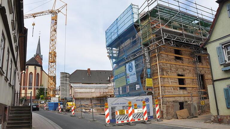 Zwei Baustellen in Euerdorf entlang der Wallfahrtsstrecke bereiten Michael Weilnhammer noch Kopfzerbrechen. Eine Lösung muss bis zum 20. August ausgearbeitet werden. Hier entsteht ein neues Rathaus, und ab Mitte August wird die Straße zur Kirche für den Verkehr gesperrt. Den Begleitbussen muss ein neuer Haltepunkt zugewiesen werden. Dazu wird ein zusätzlicher Ortstermin mit dem Verkehrssachbearbeiter der Polizeiinspektion Hammelburg, der zuständigen Verwaltungsleiterin der Gemeinde Euerdorf, dem zuständigen Bauleiter und einem Mitarbeiter des Bauhofes und einem der Busfahrer angesetzt. Bei der Ankunft am 20. August muss alles gut organisiert sein. Foto: Elfriede Streitenberger Zwei Baustellen in Euerdorf entlang der Wallfahrtsstrecke bereiten Michael Weilnhammer noch Kopfzerbrechen. Eine Lösung muss bis zum 20. August ausgearbeitet werden. Hier entsteht ein neues Rathaus, und ab Mitte August wird die Straße zur Kirche für den Verkehr gesperrt. Den Begleitbussen muss ein neuer Haltepunkt zugewiesen werden. Dazu wird ein zusätzlicher Ortstermin mit dem Verkehrssachbearbeiter der Polizeiinspektion Hammelburg, der zuständigen Verwaltungsleiterin der Gemeinde Euerdorf, dem zuständigen Bauleiter und einem Mitarbeiter des Bauhofes und einem der Busfahrer angesetzt. Bei der Ankunft am 20. August muss alles gut organisiert sein. Foto: Elfriede Streitenberger
