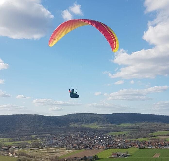 Weit öffnet sich der Blick vom Startplatz nach Elfershausen. Weit öffnet sich der Blick vom Startplatz nach Elfershausen.