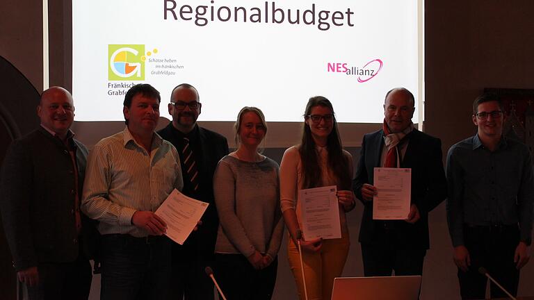 Die Premiere einer konzertierten Aktion für vier Allianzgebiete im Landkreis Rhön-Grabfeld ging im VG-Sitzungssaal in Mellrichstadt über die Bühne: Der neue Fördertopf Regionalbudget für Kleinprojekte hat die Allianzverantwortlichen zusammengeführt. Im Bild (von links) die Bürgermeister Georg Seiffert, Jürgen Heusinger und Martin Link, die Allianzmanagerinnen Silvia Schmitt und Gertraud Kokula sowie Bürgermeister Georg Straub und Allianzmanager Johannes Wolf. Die Premiere einer konzertierten Aktion für vier Allianzgebiete im Landkreis Rhön-Grabfeld ging im VG-Sitzungssaal in Mellrichstadt über die Bühne: Der neue Fördertopf Regionalbudget für Kleinprojekte hat die Allianzverantwortlichen zusammengeführt. Im Bild (von links) die Bürgermeister Georg Seiffert, Jürgen Heusinger und Martin Link, die Allianzmanagerinnen Silvia Schmitt und Gertraud Kokula sowie Bürgermeister Georg Straub und Allianzmanager Johannes Wolf.