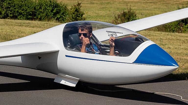 Daumen hoch: Leopold Fischer ist startklar. Der 16-Jährige ist seit drei Jahren beim LSC und steht kurz vor seiner praktischen Flugprüfung.